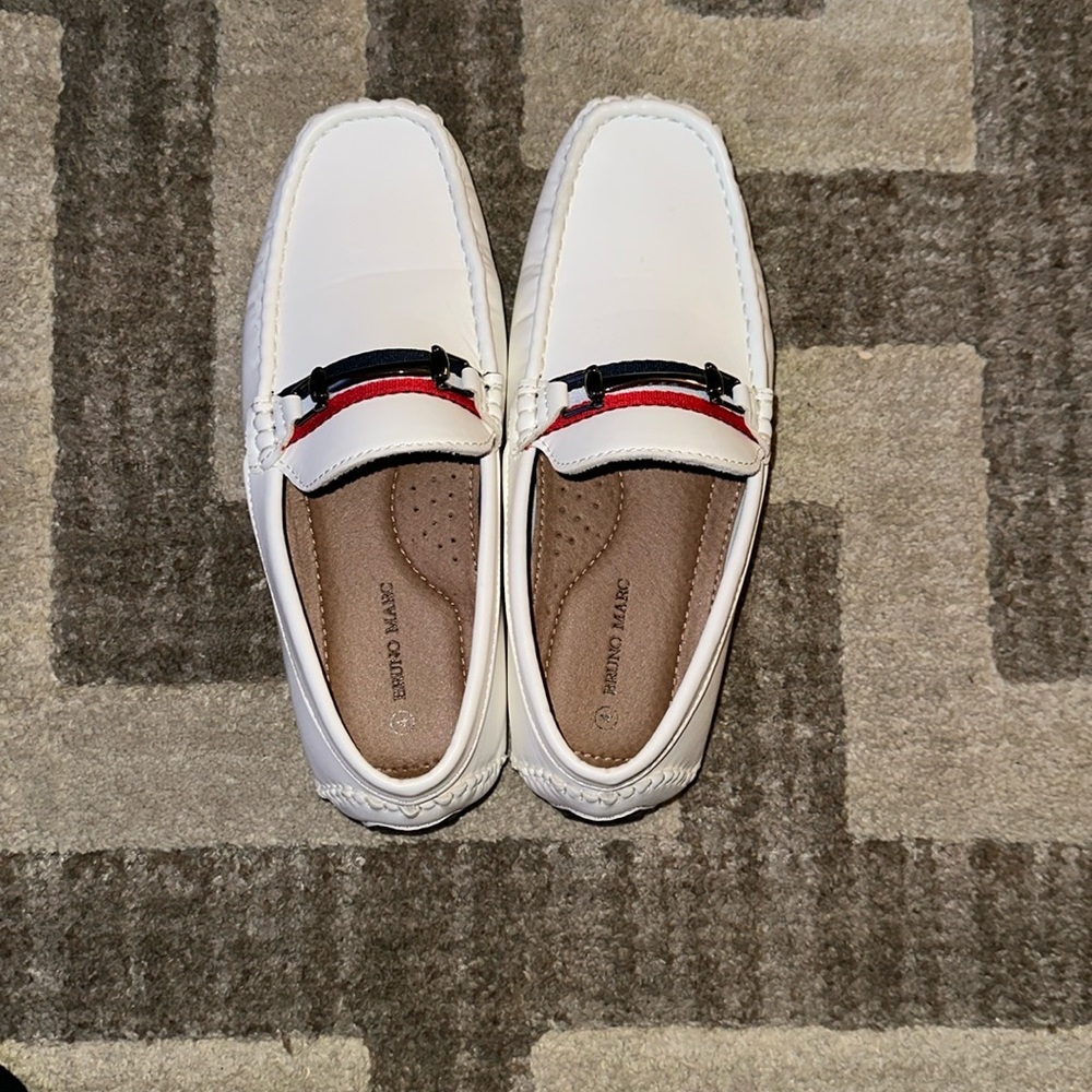 Boys size 4 white dress shoes..great condition. perfect for communion or parties
